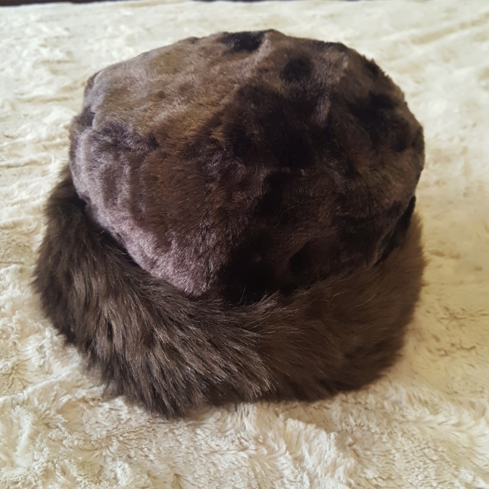 NWT Silverstone brown faux fur hat